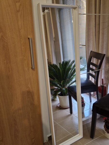 Oglinda cu rama alba din MDF